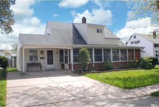 84 Nearwood Ln, Levittown, PA 19054