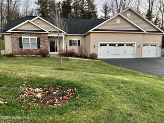 71 Mary Hadge Dr, Schenectady, NY 12309