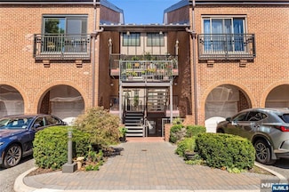 7 Eliot Ct, Teaneck, NJ 07666