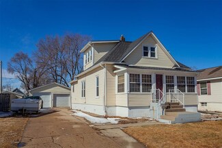 208 7th St, West Des Moines, IA 50265