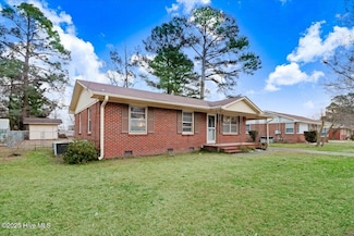 910 Holloman St, Mount Olive, NC 28365