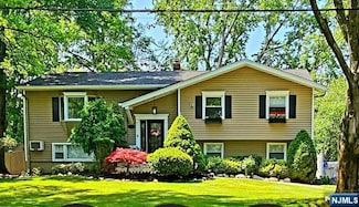 562 Beech Ln, Paramus, NJ 07652