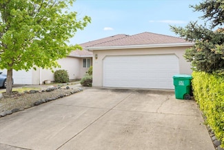 459 Crystal Dr, Eagle Point, OR 97524