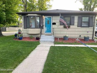 1412 S 10th St, Grand Forks, ND 58201