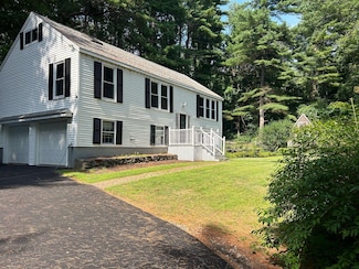 32 Muddy Pond Rd, Kensington, NH 03833
