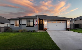 8389 Gardner St, West Richland, WA 99353
