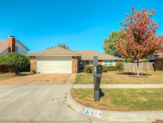 809 SW 27th St, Moore, OK 73160