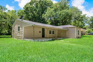 718 E 12th St, Bonham, TX 75418