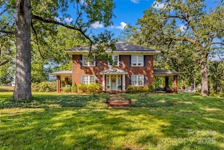 712 N Center St, Statesville, NC 28677