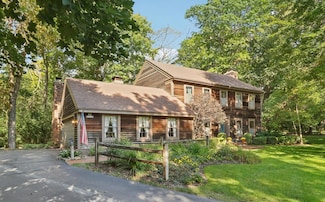 N62W29804 Stoney Hill Ct, Hartland, WI 53029