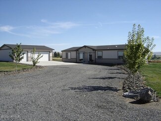 405 Schut Rd, Moxee, WA 98936