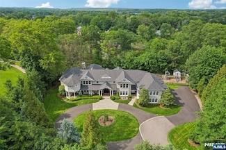 1021 Hillcrest Rd, Ridgewood, NJ 07450