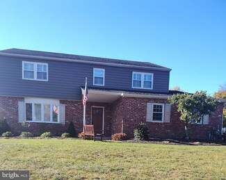 10 Maple Ln, Doylestown, PA 18901