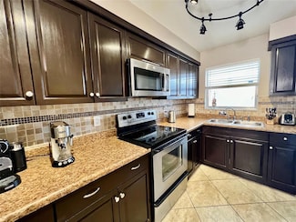160 NE 8th Ave Unit 1B, Hallandale Beach, FL 33009