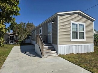 6 Forest Ln Unit 6F, Largo, FL 33773