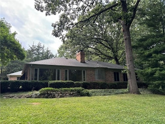 2713 Gene Field Rd, Saint Joseph, MO 64506