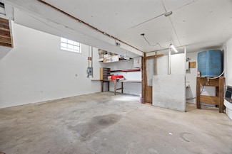 313 S 2nd St, Manchester, IA 52057