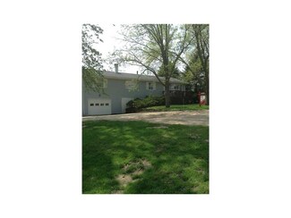 609 2nd St E, Newhall, IA 52315