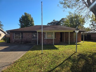 1045 Vine Dr, Angleton, TX 77515