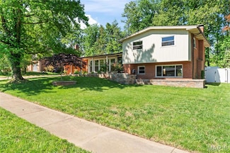 9089 Crest Oak Ln, Saint Louis, MO 63126