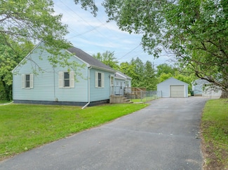 950 Midland St, Waterloo, IA 50703