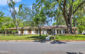 2723 Briarwood Cir, Moss Point, MS 39563