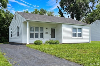 90 Brackleigh Ln, Florissant, MO 63031