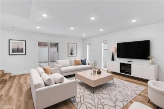 20302 Oxnard St, Los Angeles, CA 91367