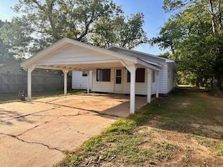 208 W Park Ave, Gillett, AR 72055