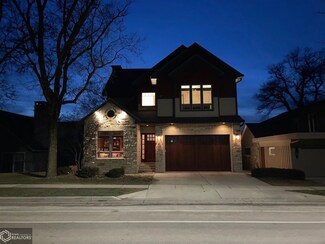 821 S Shore Dr, Clear Lake, IA 50428