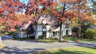 13 Woodgate Dr, Burr Ridge, IL 60527