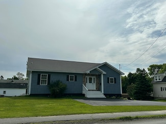 16 South St, Houlton, ME 04730