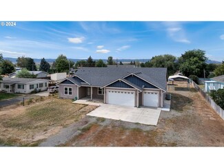 220 4th St, North Powder, OR 97867