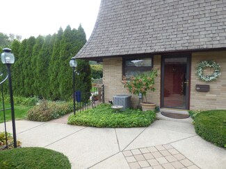 2727 S Lakeshore Dr Unit D-15, Saint Joseph, MI 49085