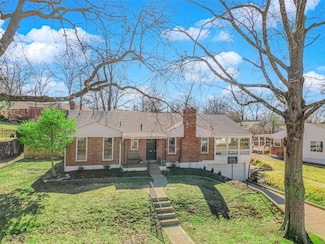 914 Golf Course Dr, Saint Louis, MO 63132