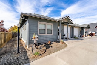 753 SW Kinsington Ct, Grants Pass, OR 97526