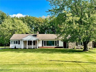 5881 Parkview Ln, Cleveland, OH 44126