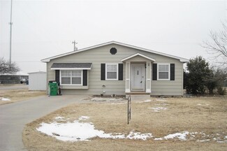 311 NW 5th St, Cache, OK 73527