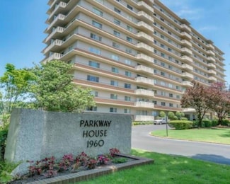 1960 N Parkway Unit 105, Memphis, TN 38112
