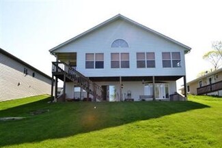12 Holiday Dr, Somonauk, IL 60552