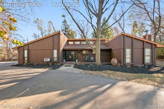 24459 Bloomington Ct, Franklin, MI 48025