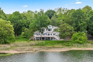 17 Youngs Ln, Setauket, NY 11733