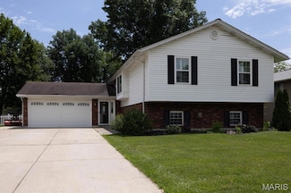 1715 Foxglove Dr, Saint Charles, MO 63303