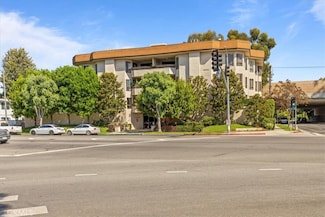 10409 Riverside Dr Unit 204, Toluca Lake, CA 91602