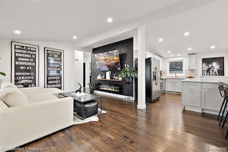 2011 Nakota Rd, Royal Oak, MI 48073