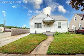 43 Charlevoix St, Clawson, MI 48017