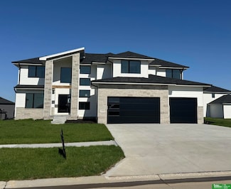 5508 Kestrel Pkwy, Elkhorn, NE 68022