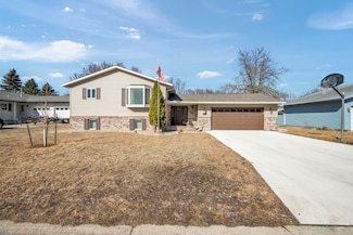 940 27th St, Spirit Lake, IA 51360