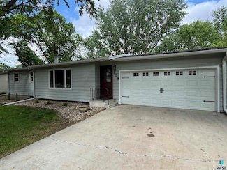 108 S Needles Dr, Brandon, SD 57005