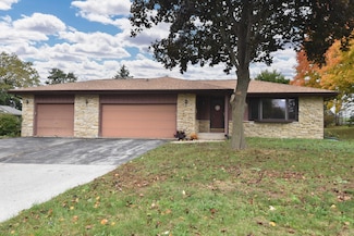 704 Thackeray Trail, Oconomowoc, WI 53066